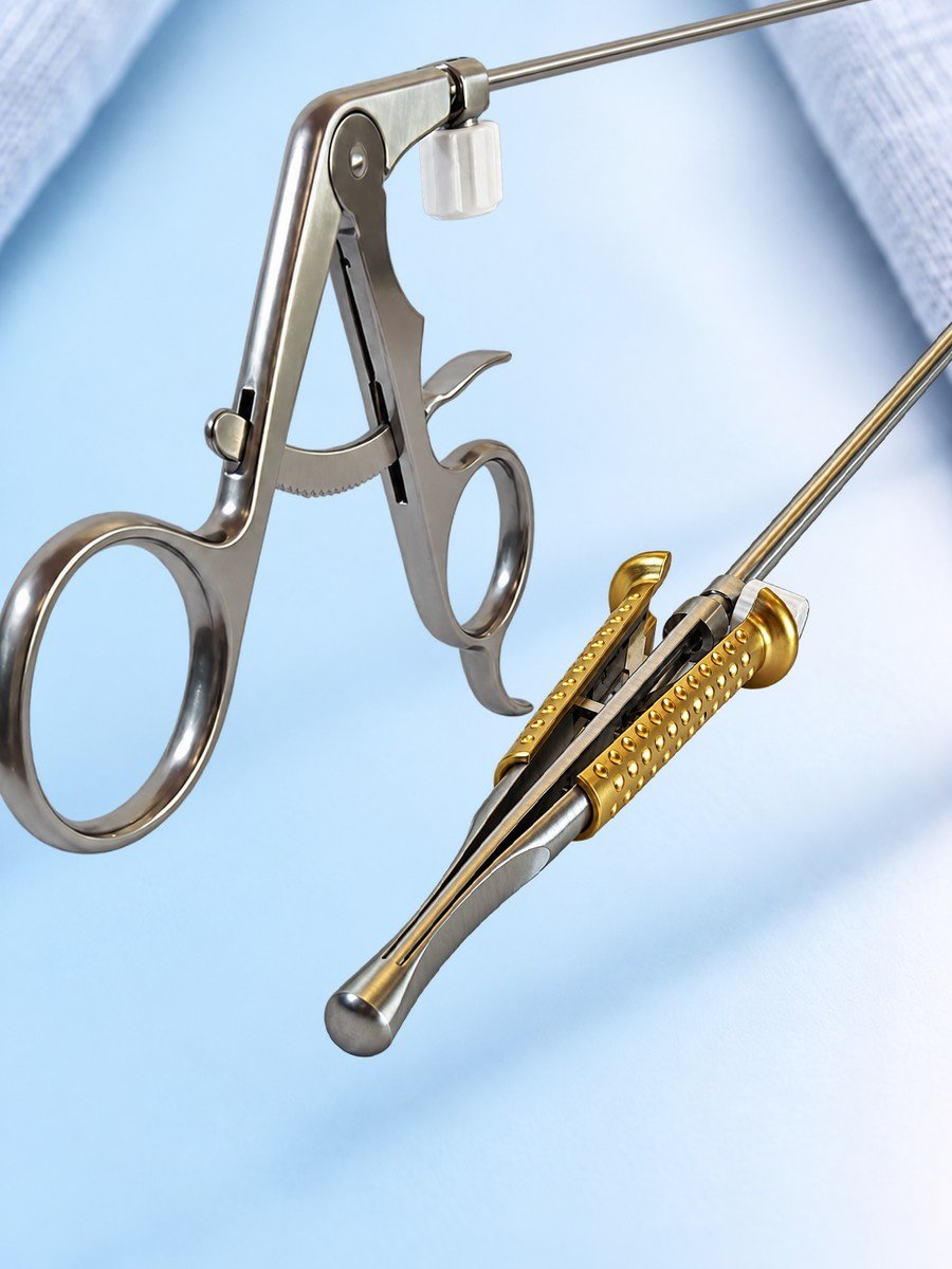 Zwei Rohrschaftinstrumente von Dausch nebeneinander: Ringgriff und Ausführung mit goldfarbenem Griff
