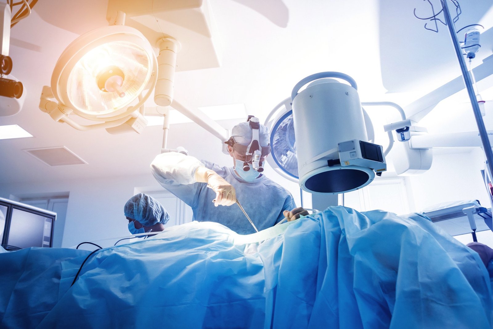 Operationsteam im OP-Saal waehrend eines minimalinvasiven Operation